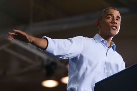 © Reuters. Obama campaigns for Democratic candidates at Wayne State University in Detroit, Michigan