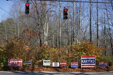 © Reuters. Campaign signs face drivers at an intersection in Kennebunk