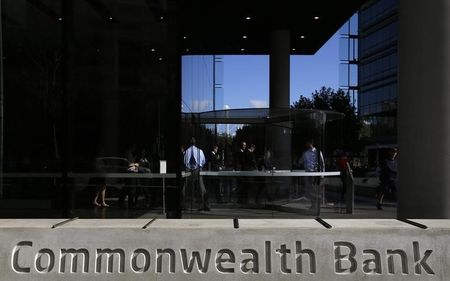 © Reuters. Office workers enter the Commonwealth Bank of Australia building in central Sydney