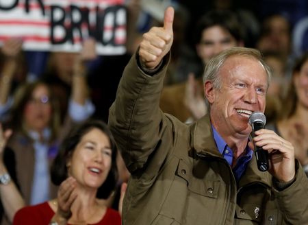 © Reuters. Illinois Republican gubernatorial candidate Rauner and his wife Diana attend a campaign rally in the Chicago suburb of Lincolnshire