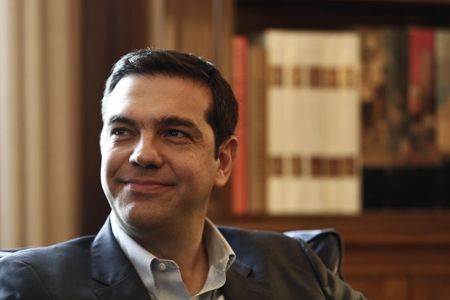 © Reuters. Tsipras, leader of Greece's far-left Syriza party smiles during a meeting with Greek President Papoulias at the Presidential palace in Athens