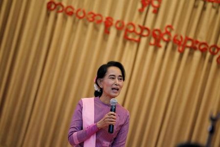 © Reuters. Myanmar pro-democracy leader Aung San Suu Kyi gives a speech as she meets with local authors and publishers at a restaurant in Yangon