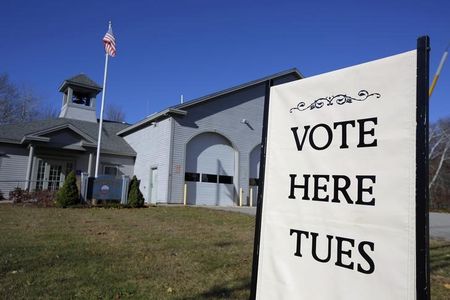 © Reuters. Placa marca local de votação em Kennebunkport, no Estado do Maine, EUA 