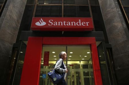 © Reuters. Agência do banco Santander no centro do Rio de Janeiro 