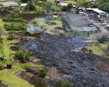 © Reuters. Lava de vulcão no Havaí se aproxima do vilarejo de Pahoa