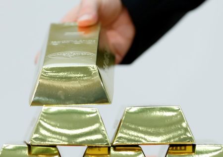 © Reuters. قطع الذهب في لندن صباحا على 1169.25 دولار للأوقية