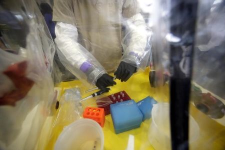 © Reuters. علماء امريكيون: تساؤلات بلا اجابات عن انتقال الايبولا وقضايا أخرى