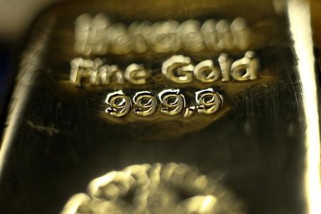 © Reuters. الذهب يرتفع من أدنى مستوى في 4 سنوات مع توقف صعود الدولار