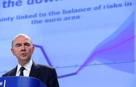 © Reuters. European Commissioner for Economic and Financial Affairs Moscovici presents the EU executive's autumn economic forecasts in Brussels