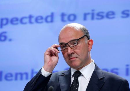 © Reuters. Il commissario Ue per gli Affari monetari Pierre Moscovici 