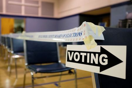 © Reuters. A voting sign directing voters is seen before polls open at the Grove Presbyterian Church in Charlotte