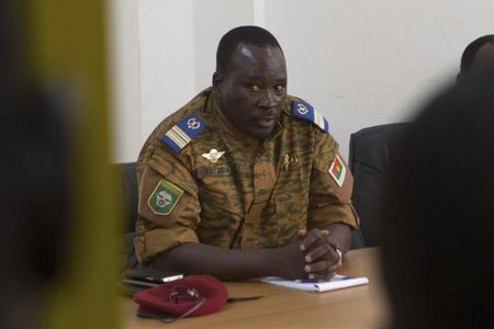 © Reuters. Lieutenant Colonel Yacouba Isaac Zida meets with opposition leaders in Ouagadougou, capital of Burkina Faso