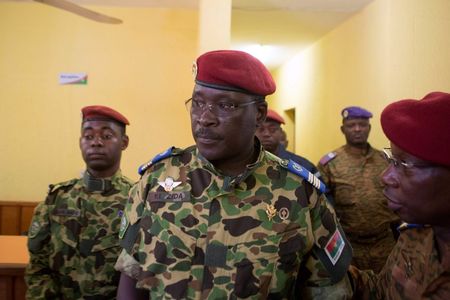 © Reuters. Líder militar de Burkina Faso promete entregar poder a civiles