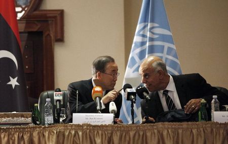 © Reuters. UN Secretary General Ban talks with  First Deputy Speaker of the House in Tobruk Shoaib  in Tripoli