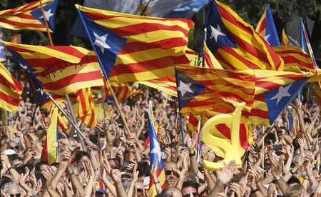 © Reuters. Pessoas erguem bandeiras da Catalunha durante manifestação pela independência em Barcelona