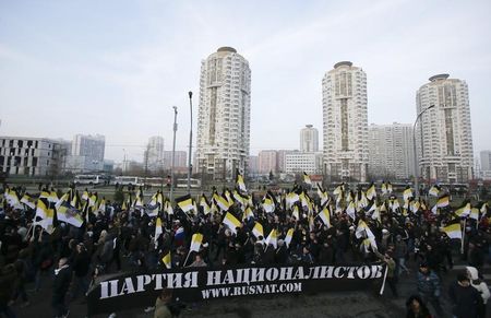 © Reuters. الروس يخرجون في مسيرة تحديا للغرب بشأن أوكرانيا