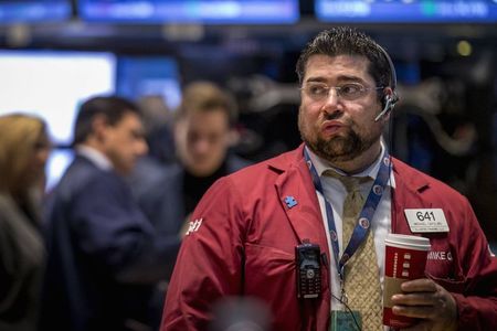 © Reuters. Traders work on the floor of the New York Stock Exchange