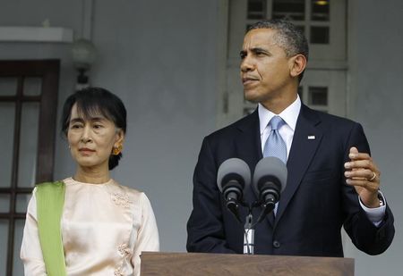 © Reuters. U.S. President Obama talks to reporters during news conference after meeting Myanmar's Opposition Leader Suu Kyi at her home in Yangon