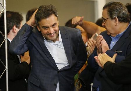 © Reuters. Senador Aécio Neves chega para discursar em Belo Horizonte após anúncio do resultado da eleição