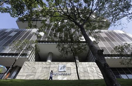 © Reuters. Homem caminha em frente à sede da Petrobras no Rio de Janeiro