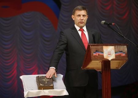 © Reuters. Separatist leader Zakharchenko is sworn in as the head of the self-proclaimed Donetsk People's Republic during a ceremony at a theatre in Donetsk