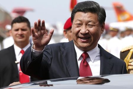 © Reuters. China's President Xi Jinping waves to the media after arriving in Venezuela at Simon Bolivar airport in Caracas