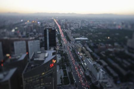 © Reuters. Vehicles drive on the Chang'an Avenue through central Beijing during the evening rush hour