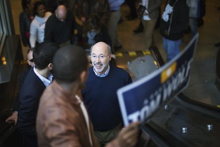 © Reuters. Democrat challenger for Pennsylvania Governor Tom Wolf ascends to street level on an escalator after greeting commuters on election day morning in Philadelphia