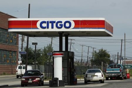 © Reuters. People wait for service in a Citgo gas station in Kearny, New Jersey