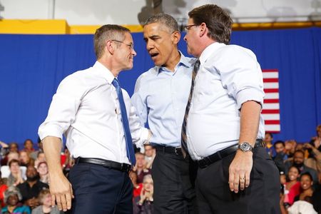 © Reuters. Obama campaigns for Peters and Schauer at Wayne State University in Detroit, Michigan