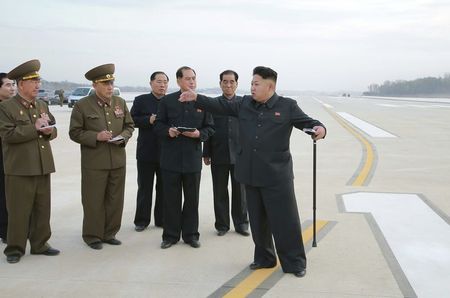 © Reuters. KCNA picture shows North Korean leader Kim Jong Un gesturing during a visit to the construction site of Pyongyang International Airport