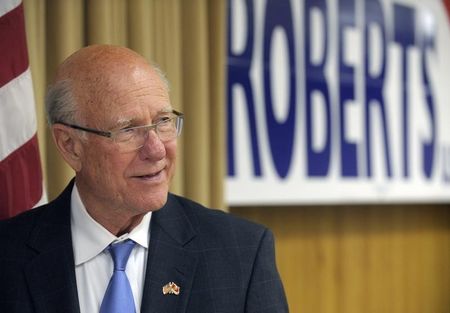 © Reuters. Republican U.S. Senator Pat Roberts campaigns at American Legion Post #370 in Overland Park, Kansas