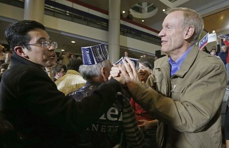 © Reuters. Illinois Republican gubernatorial candidate Rauner greets a supporter during a campaign stop in the Chicago suburb of Lincolnshire