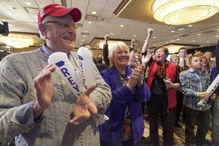 © Reuters. Supporters of Republican candidate Joni Ernst react as the results begin to come in at a Republican election night rally for the U.S. midterm elections in West Des Moines