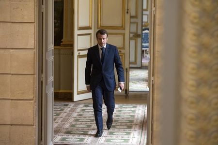 © Reuters. French Economy Minister Macron arrives at a ceremony at the Elysee Palace in Paris