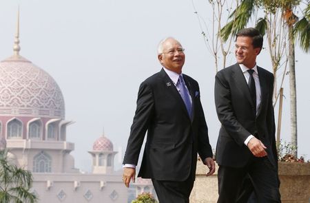 © Reuters. Malaysia's Prime Minister Najib Razak and Dutch Prime Minister Mark Rutte walk during an official visit in Putrajaya