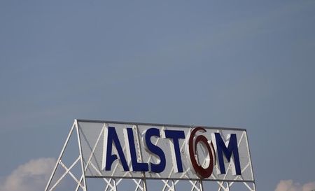 © Reuters. The logo of French power and transport engineering company Alstom is pictured on the roof of the company's plant in Reichshoffen