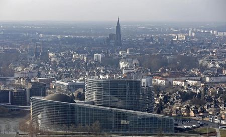 © Reuters. QUATRE CANDIDATS AU PROJET DE CONTOURNEMENT DE STRASBOURG