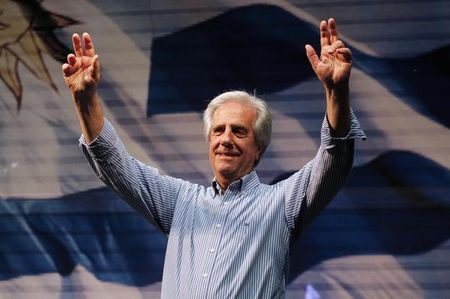 © Reuters. Candidato uruguayo Tabaré Vázquez tiene amplia ventaja para segunda vuelta