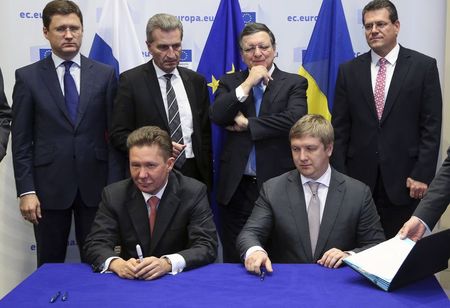 © Reuters. Gazprom CEO Miller and Naftogaz CEO Kobolev attend a signing ceremony after gas talks in Brussels