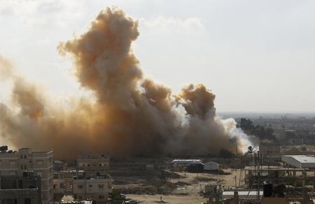 © Reuters. مصر تهدم منازل لإقامة منطقة عازلة في استراتيجية جديدة ضد المتشددين في سيناء