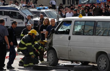 © Reuters. Un coche embiste a peatones en un aparente ataque palestino en Jerusalén