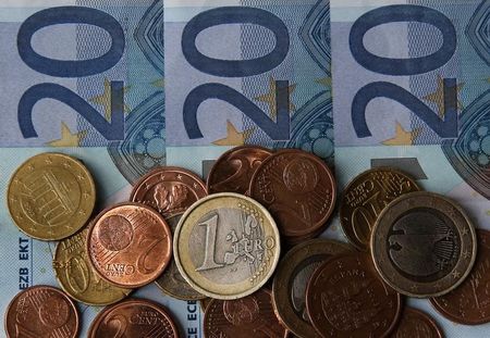 © Reuters. A picture illustration of Euro banknotes and coins taken in central Bosnian town of Zenica