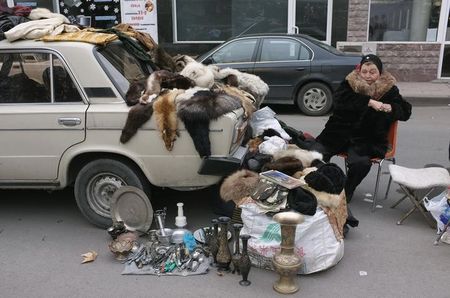 © Reuters. Уличная торговка в Ереване 