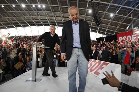 © Reuters. El histórico socialista Alfonso Guerra dejará la política a final de año