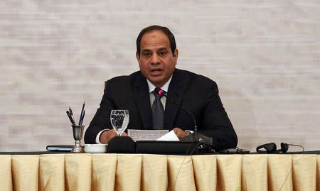 © Reuters. Egyptian President Abdel Fattah al-Sisi delivers a speech at a Gaza reconstruction conference in Cairo