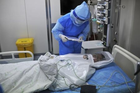 © Reuters. Medical staff members take part in a Ebola virus preventive drill at Ditan Hospital in Beijing