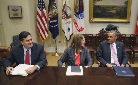 © Reuters. U.S. President Obama meets with his national security and public health team to receive an update on the Ebola response while in the Roosevelt Room at the White House in Washington