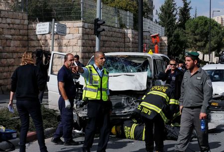 © Reuters. الشرطة الإسرائيلية: فلسطيني يقتل شخصا في القدس في هجوم بسيارة