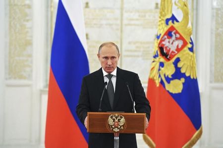 © Reuters. Russian President Vladimir Putin delivers a speech during a meeting with senior officers who attained higher ranks at the Kremlin in Moscow